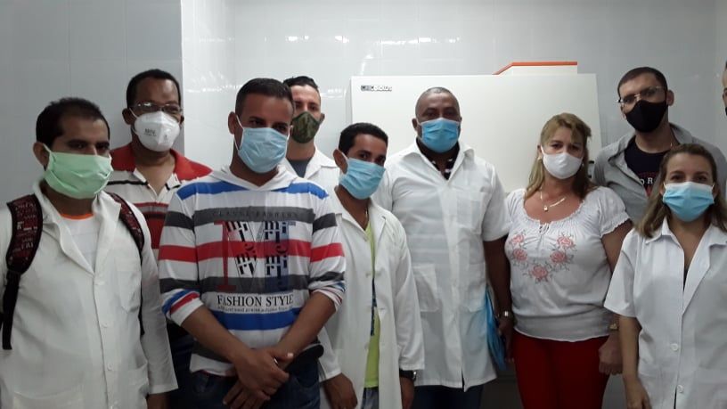Parte del equipo que laborará en LBM con el doctor Adonis Chacón, especialista de Primer Grado en Microbiología y jefe del Departamento de Laboratorios en el Centro Provincial de Higiene y Epidemiologia de Holguín (CPHE) (Al centro). Laboratorio769