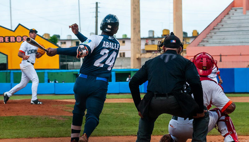 Franklin Aballe conectó el único hit de los Cachorros ante los Azucareros. Foto: Periódico Vanguardia cachorros vc aballe