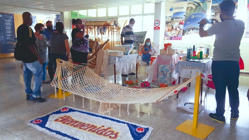 La exposición de la Hilandería Inejiro Asanuma da la bienvenida a los participantes. Foto de la autora. complementos2