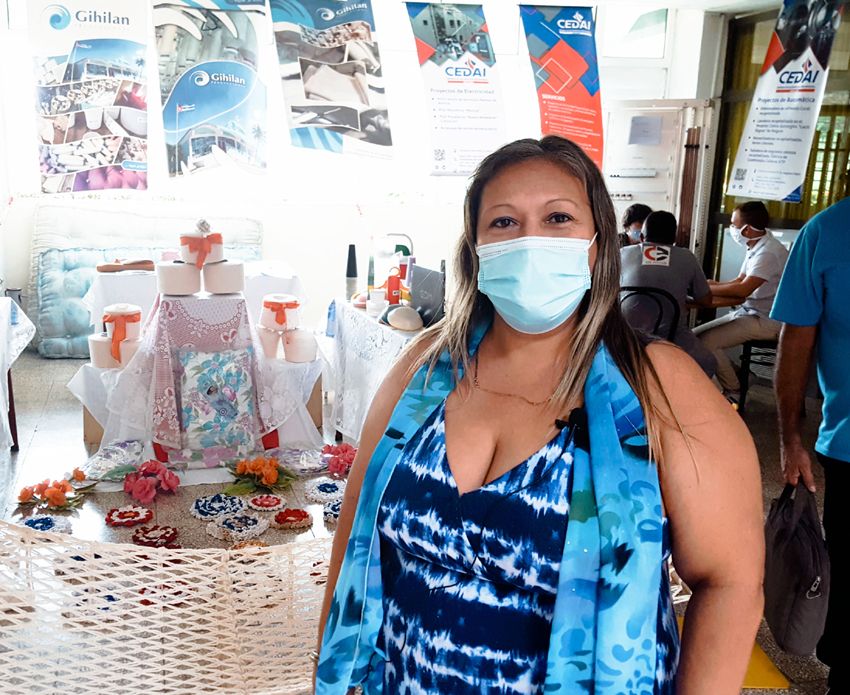 Bárbara Hernández García, directora técnica productiva de la Hilandería Inejiro Asanuma, de Gibara, muestra la cartera de productos.Foto de la autora. complementos5