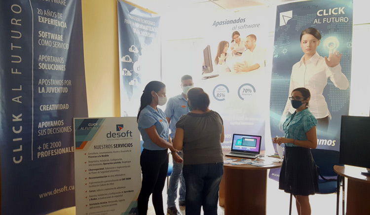 Equipo de Desoft en COMPLEMENTOS. Foto de la autora. complementosHH7