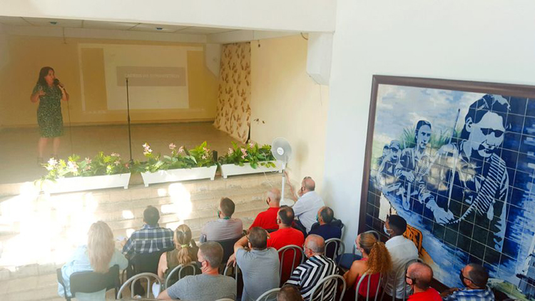 Clausura del evento COMPLEMENTOS: “Encadenamientos productivos en Holguín ante el desafío económico actual”. Foto de la autora. eventoF1