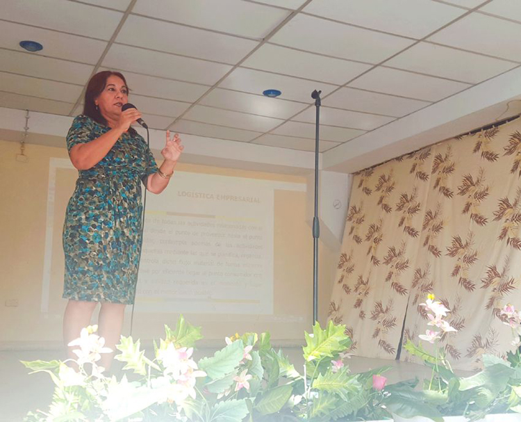 Marisol Pérez Campaña, Vicerrectora de la Universidad de Holguín, ofrece al empresariado la perspectiva académica del encadenamiento productivo. Foto de la autora. eventoF2