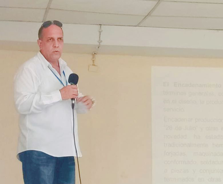 Julio Gallego, Director Adjunto de la Empresa Mecánica “Héroes del 26 de julio”, socializa las buenas prácticas de la entidad anfitriona. Foto: cortesía de Darelys Carrasco. eventoF3