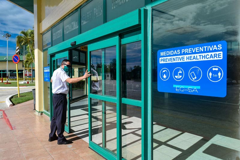 En la puerta principal de entrada se situará sustancias de desinfección para manos y equipajes hcs aeropuerto listo 04