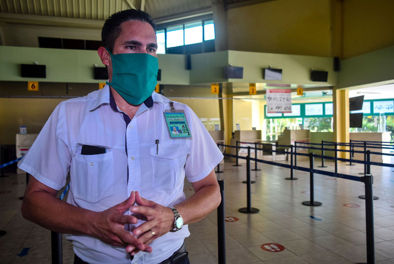 Yoel Hechavarría, coordinador general de la Unidad Empresarial de Base Aeropuerto Holguín, afirma que han realizado dos ejercicios prácticos, entrenamientos con vuelos de simulación y un vuelo humanitario a finales de septiembre, que les sirvió preparación hcs aeropuerto listo 09