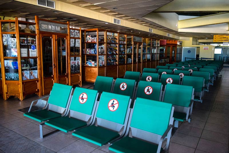 The signage marks the physical distancing. Shops, restaurants, VIP lounges and other closed premises are gauged with the maximum capacity. hcs aeropuerto listo 10