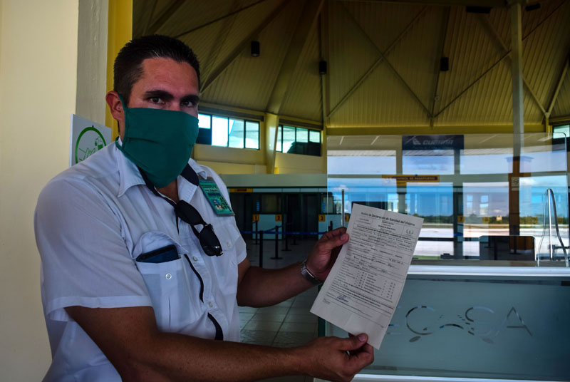 El modelo de declaración de sanidad de los pasajeros que muestra Yoel Hechavarría será llenado por los viajeros en el propio avión antes de entrar a la terminal hcs aeropuerto listo 13