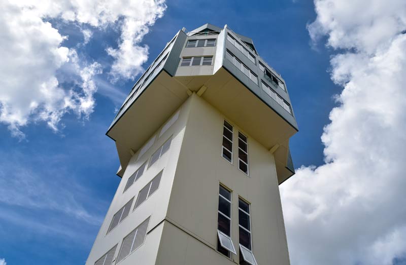 La torre de control aéreo del aeropuerto internacional Frank País es una de las obras prioritarias, porque aumentará la capacidad operacional, para el seguimiento de las aeronaves que arriban y salen de Holguín y otras que vuelan por rutas cercanas. Fotos: Heidi Calderón hcs torredecontrol 01