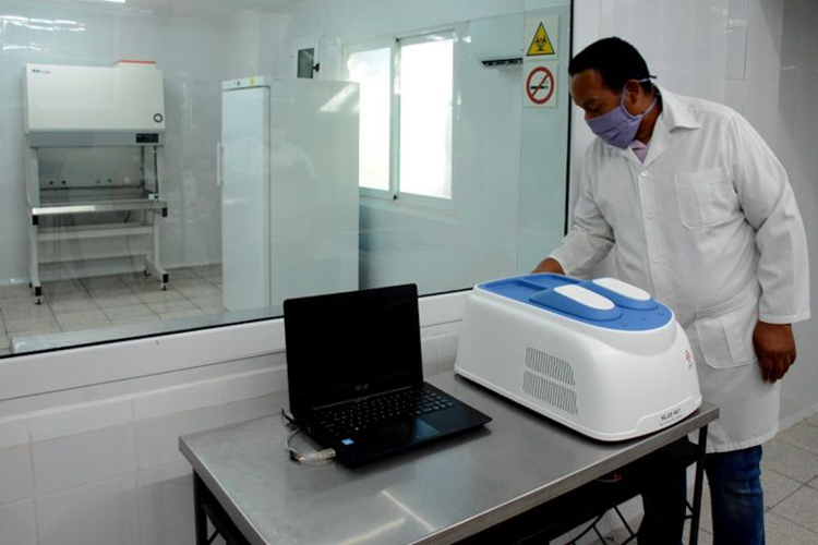 El MsC Luis Ernesto Ramírez afirma que después de terminar su especialidad en Virología, hace 14 años en el IPK, ve realizado el sueño de poder trabajar realmente en lo que aprendió. Este es el equipo de PCR. laboratorio carlosafael 1169 800 web