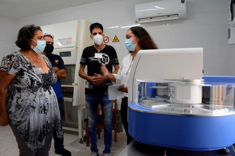 El extractor de ARN tiene una alta capacidad de determinaciones en una hora. laboratorio carlosafael 1245 800 web