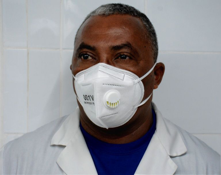 El doctor Adonis Chacón destaca los beneficios que reportará para la salud y economía la puesta en marcha del LBM de Holguín, con una población de más de un millón de habitantes. laboratorio carlosafael 1258 800 web