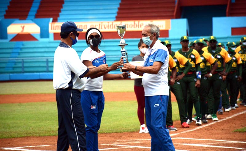 Holguín mereció el trofeo de monarca nacional juvenil, en ceremonia de apertura de la 60 Serie Nacional de Béisbol en el estadio Calixto García. Foto: Carlos Rafael beisbol hg femenino 1