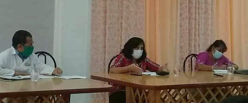 A la izquierda el doctor Julio Yamel junto a Grupo de Ciencia del MINSAP. ciego