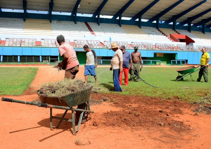 El terreno fue acondicionado, particularmente los desniveles entre césped y arcilla. Foto: Carlos Rafael pelota estadio covid 2