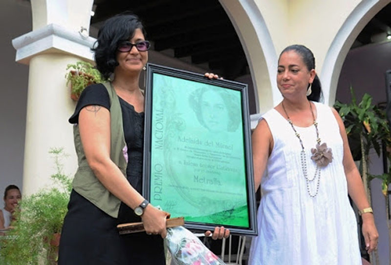 La joven poetisa Zulema Gutiérrez Lozano recibió el Premio Nacional de Poesía Adelaida del Mármol 2018 por su cuaderno “Metralla”. Foto: Carlos Rafael premio adelaida marmol zulemaa