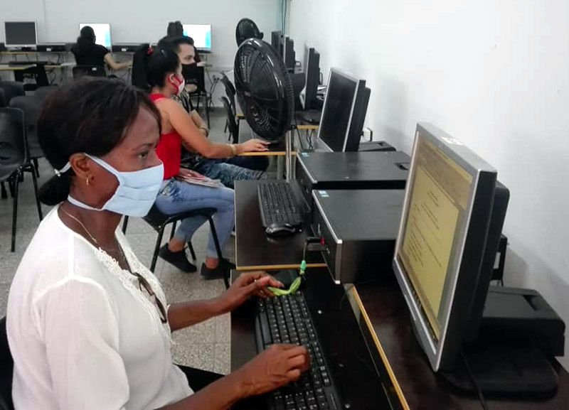 Fotos: perfil de FB de Yudith Laura Ferreiro, decana Facultad de Ciencias de la Educación de la UHo. uho hg curso 2