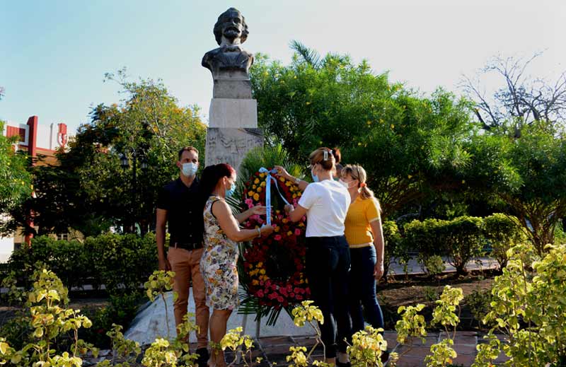 Céspedes ofrenda floral CRD 1