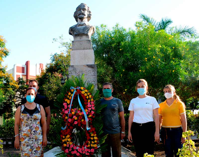 Céspedes ofrenda floral CRD 3