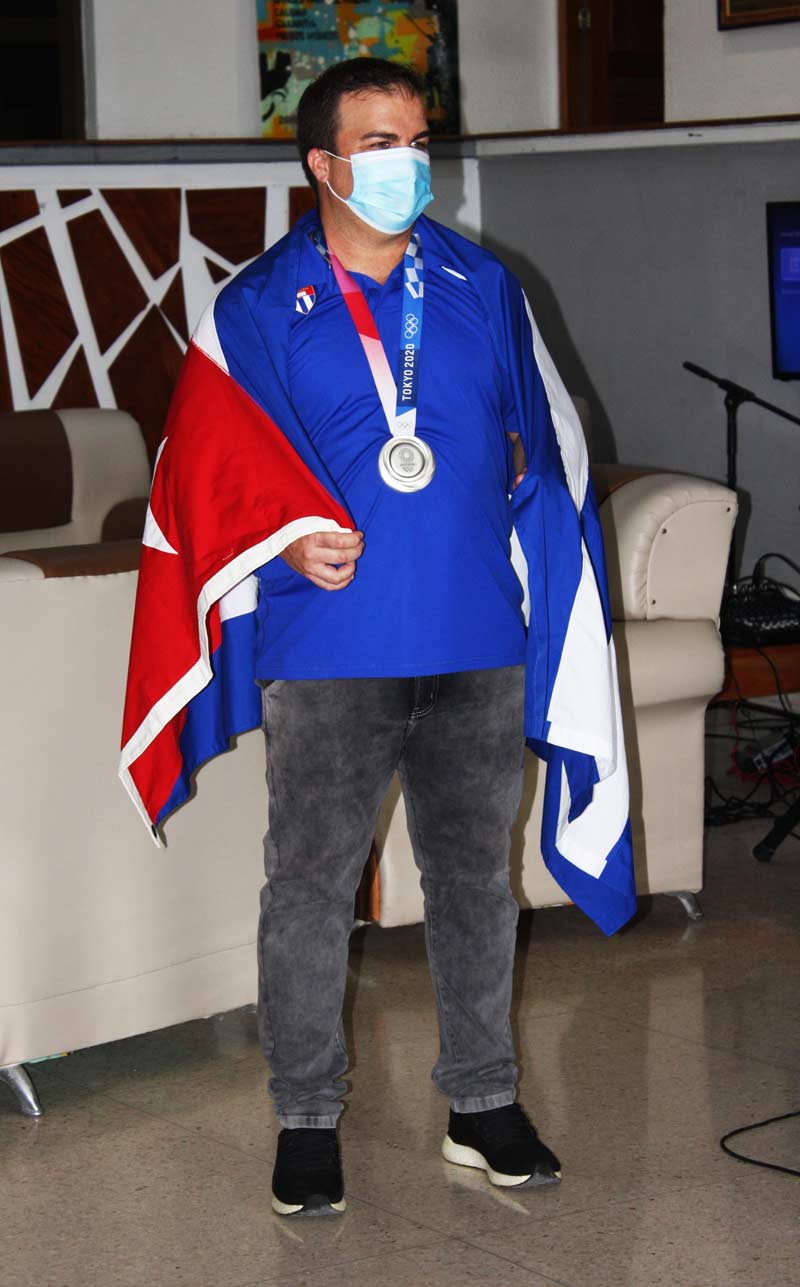 Leuris Pupo homenaje una