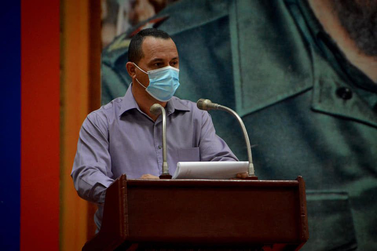 El gobernador de la provincia, Julio César Estupiñán Rodríguez, se refirió a las principales insatisfacciones de los holguineros con la implementación de la Tarea Ordenamiento . Foto hh03