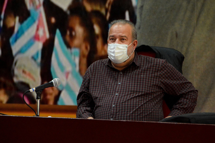 El Primer Ministro insistió en la necesidad de incrementar la producción de alimento animal con alternativas locales. Foto hh04