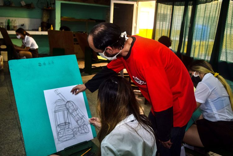 La academia El Alba recibe en sus aulas a unos 50 estudiantes procedentes de todas las provincias orientales, excepto de Santiago de Cuba. el alba hg 2