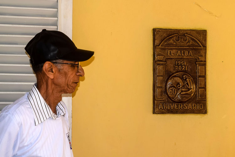 El escultor Lauro Hechavarría, devela tarja de su autoría, en el aniversario 60 de la Academia Profesional de Artes Plásticas en Holguín. Fotos : Heidi Calderón Sánchez hcs acto alba 3