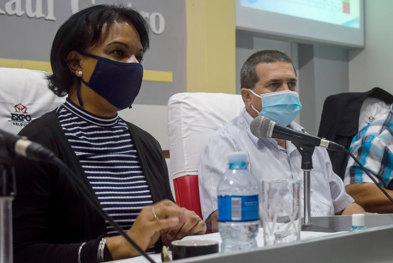 La Viceprimera Ministra cubana, Inés María Chapman Waugh, y el Presidente del Instituto Nacional de Recursos Hidráulicos, Antonio Rodríguez, junto a autoridades del PCC y el gobierno, chequean en Holguín, la cohesión e integración del Programa de Desarrollo Hidráulico nacional con la Tarea Vida, así como el ordenamiento territorial, urbanístico y el enfrentamiento a las ilegalidades, el 9 de enero de 2021. Fotos: Heidi Calderón Sánchez hcs ines chapman reunion 2