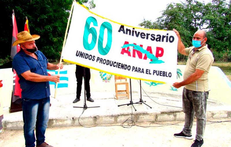 La bandera de la ANAP llegó a territorio holguinero por el municipio de Cacocum. Fotos: Alexis del Toro bandera anap 01
