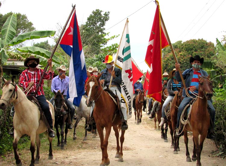 Desde la vecina provincia de Granma arribó el estandarte a Holguín. bandera anap 2