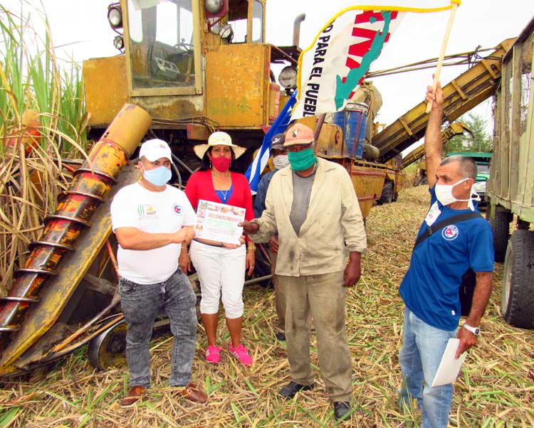 Emilio Martínez Cruz, operador de la KTP perteneciente al Pelotón 17 de mayo, fue reconocido por su destacada labor. bandera anap 4