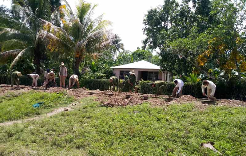 Jovenes de la EJT cumplen con el Servicio Militar Activo apoyan la reparacion de la vía ferrea de Holguin