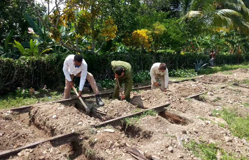 sojo tres Soldados de la EJT trabajan en la reparacion de la vía ferrea
