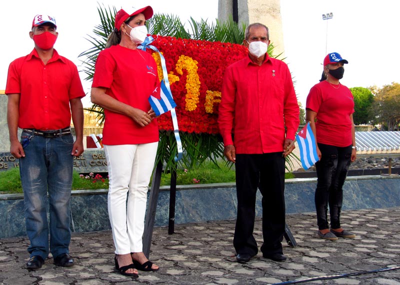 Trabajadores Ofrenda Plaza de la Revolucion 01