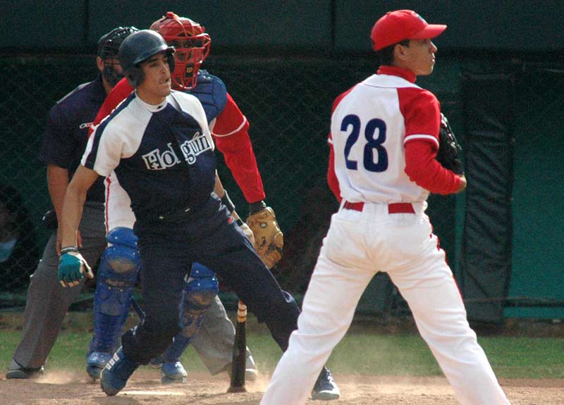 béisbol Yunior Paumier Oliva al bate