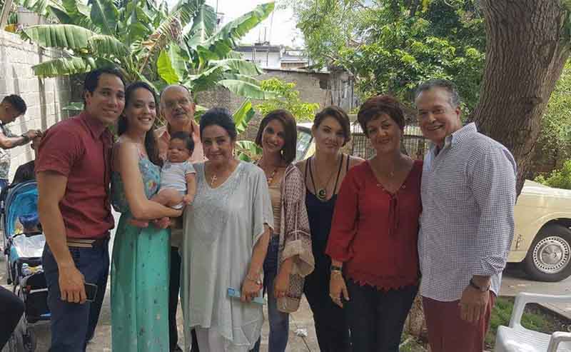 Junto al elenco de la popular telenovela El cara de los dias. Foto: perfil de Facebook de Denys Ramos. denysramos02