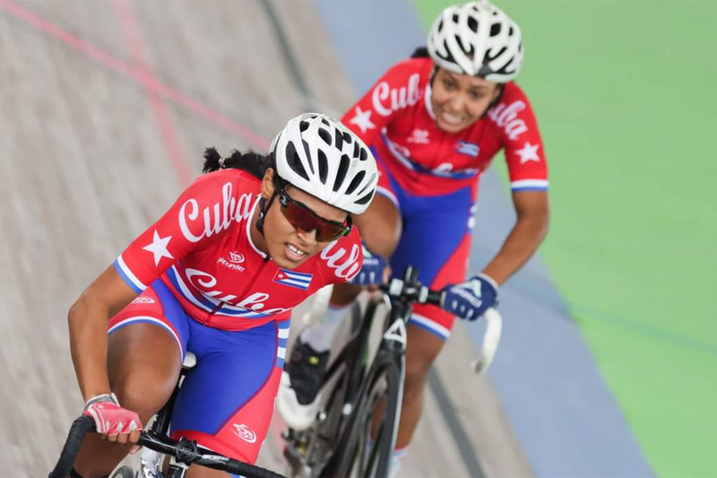 Al frente, la ciclista Daymelín Pérez.. JuegosdelCaribe 01