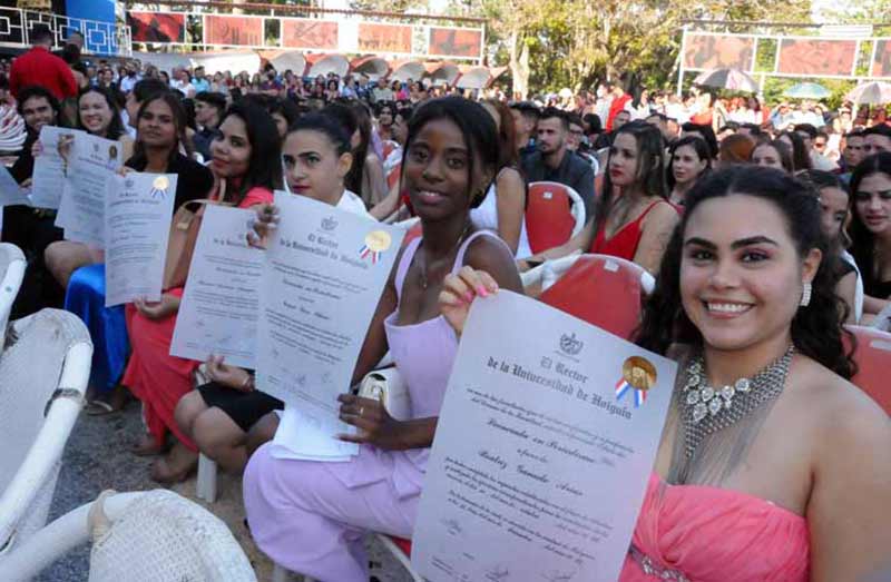 universidad holguín graduación ELA 2