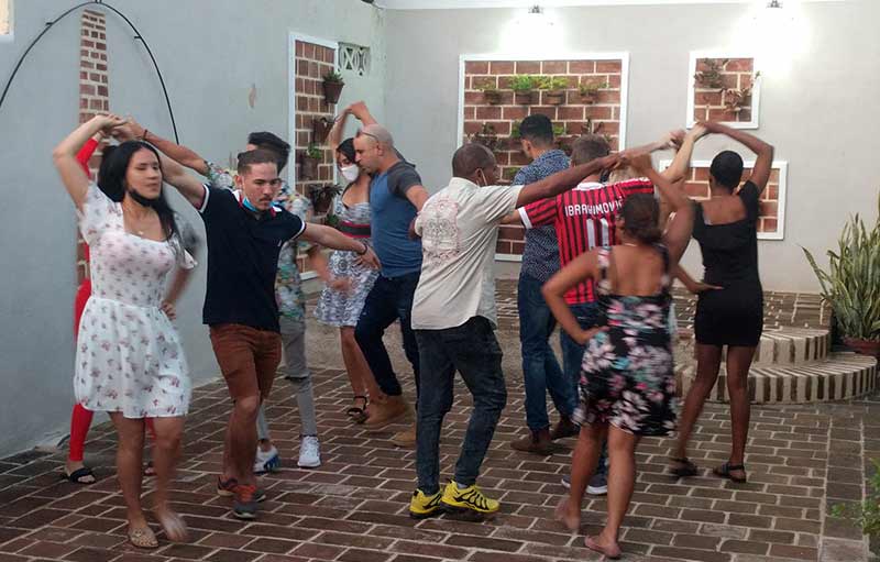 Fotos: Perfil de Facebook de la Peña Q’Vuelta. casino curso 2