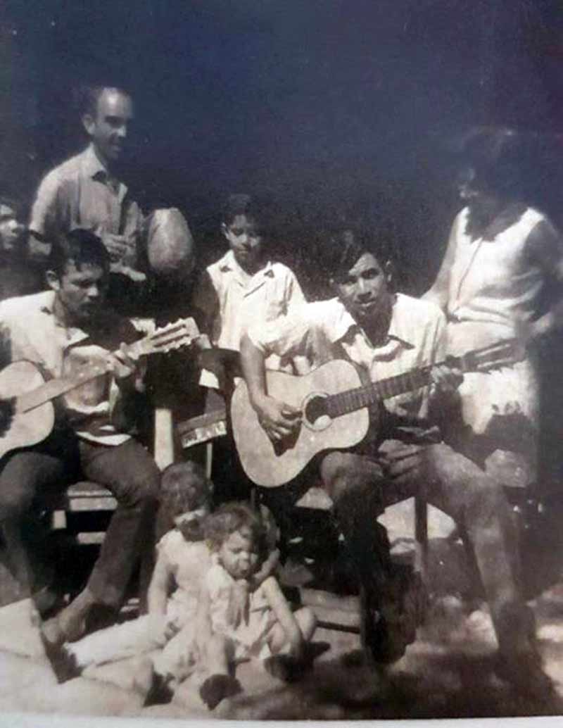 Camilo Zenda con sus hermanos