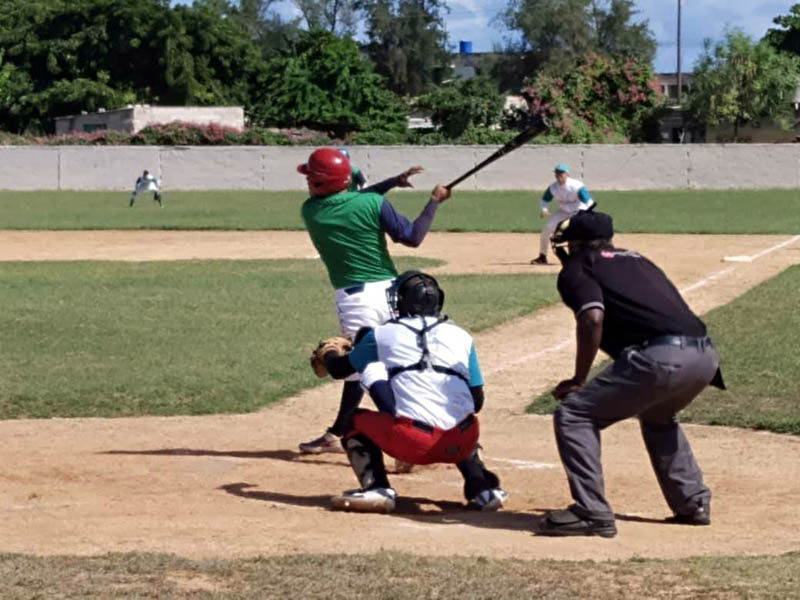 Partido entre Cacocum y Gibara. Foto: Inder Cacocum Báguanos béisbol Serie Provincial 06