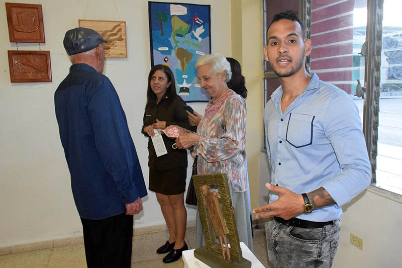 El artista Juan José Cabrera Ortiz, posa junto a su obra "Obstáculo" como parte de la exposición colectiva. Expo Bloqueo 04