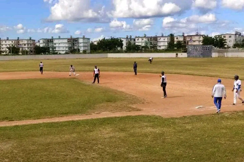 Los Cachorritos Juveniles se enfrentaron a los Sultanes de Holguín. Serie Provincial 02