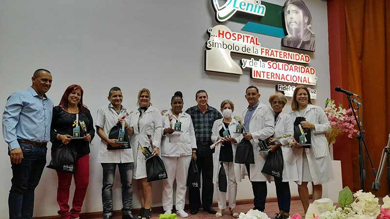 Las máximas autoridades de la provincia con los trabajadores distinguidos con el Premio Honorífico. aniversario 400
