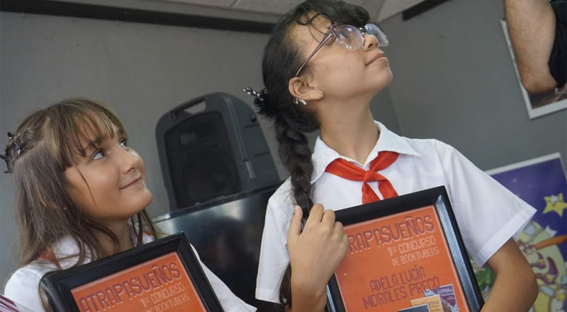 Nilsy Bell Rodríguez y Adela Lucía Morales, ganadoras en las categorías de 5 a 9 años, y 10 a 13 años, respectivamente. Concurso 4