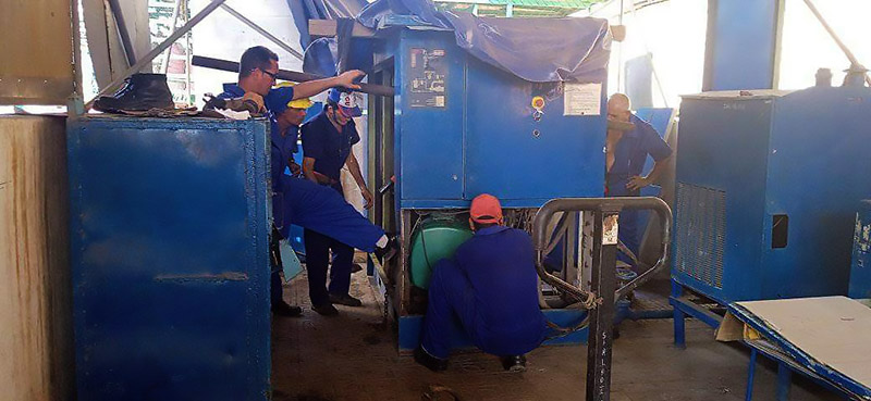 Trabajadores de la EMCE en labores de mantenimiento al compresor para el desmonte de la Unidad 2. Foto: Yamilka Castillo Felton 04
