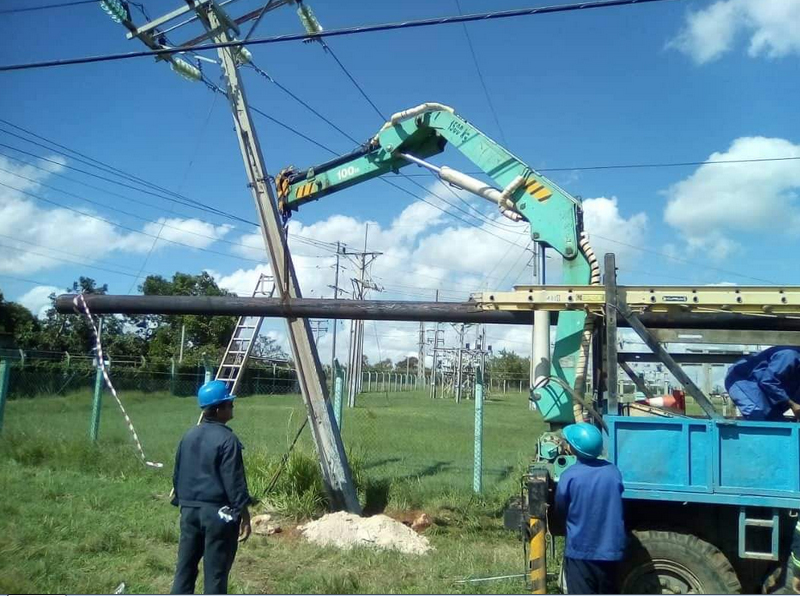 Trabajadores eléctricos holguineros laboran en Artemisa, en aras de restablecer el servicio en el menor tiempo posible. Foto: Empresa Eléctrica de Holguín. Situacionenergatica7