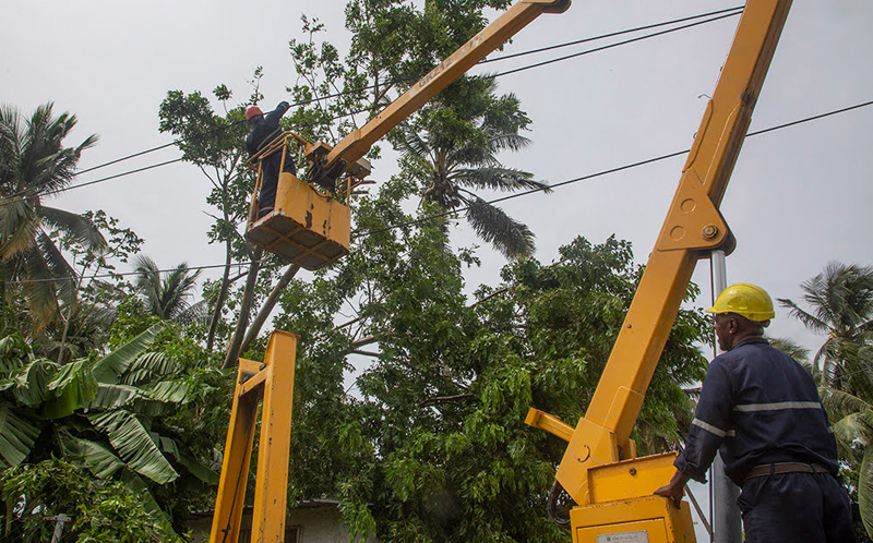Los trabajadores eléctricos continúan enfrascados en la recuperación tras los daños provocados por el huracán. Foto: Ismael Francisco / Cubadebate. Situación SEN 05