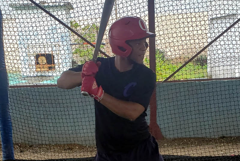 Luis Raúl Domínguez, torpedero titular de la selección nacional de softbol, en los entrenamientos con vistas a la Copa Mundial de Auckland. Foto: Guillermo Rodríguez Hidalgo Gato Softbol Copa Mundial